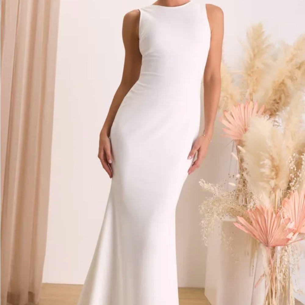Elegant White Sleeveless Dress